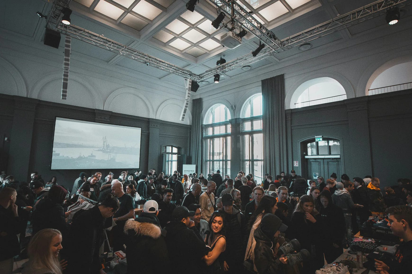 Volle Halle bei einem Streetwear-Event